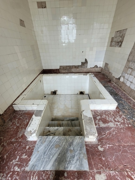 Unrestored or renovated bath in Spring Number 6